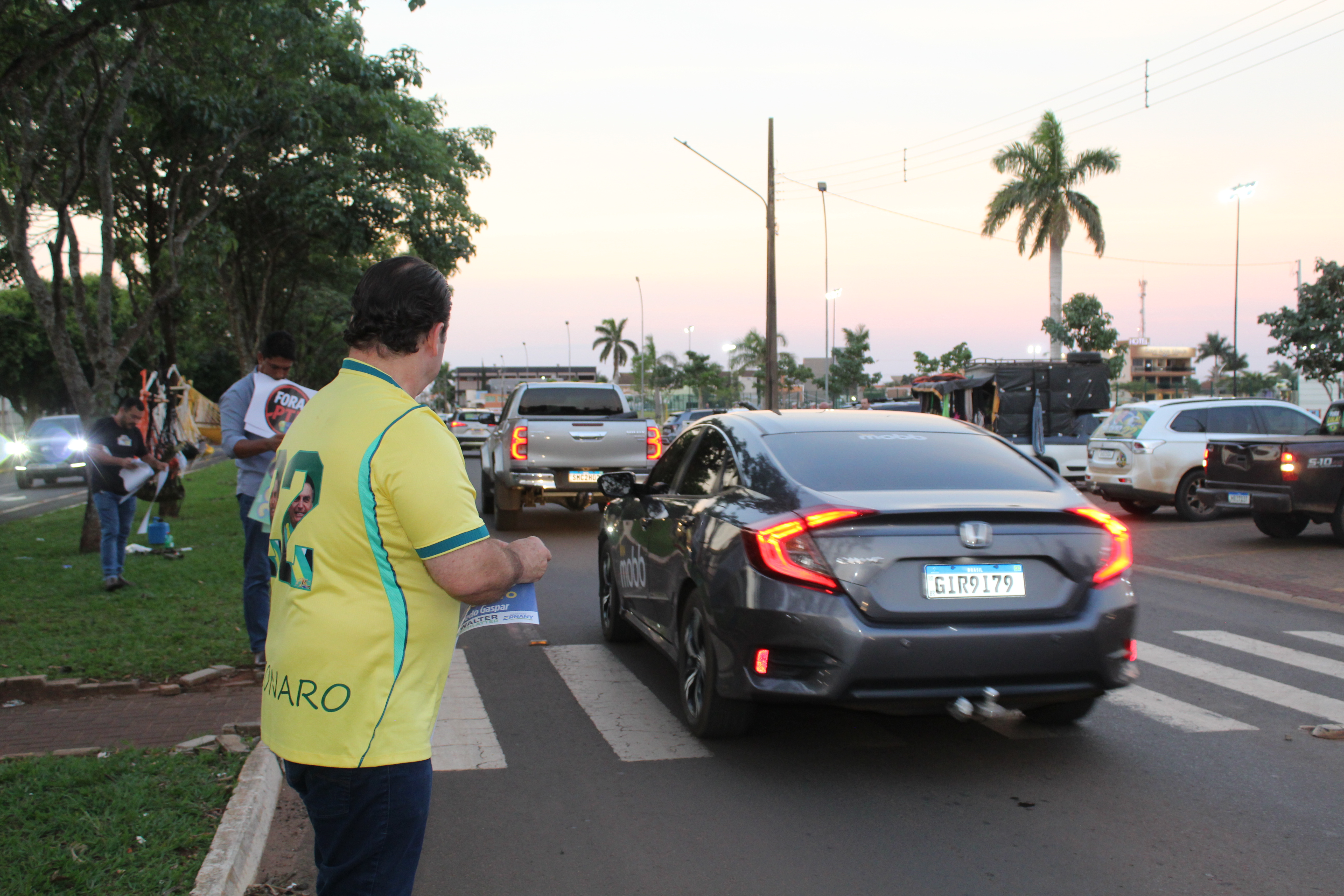 Com a presença de Rodolfo Nogueira adesivaço em prol a Flávio Bolsonaro — foto 3