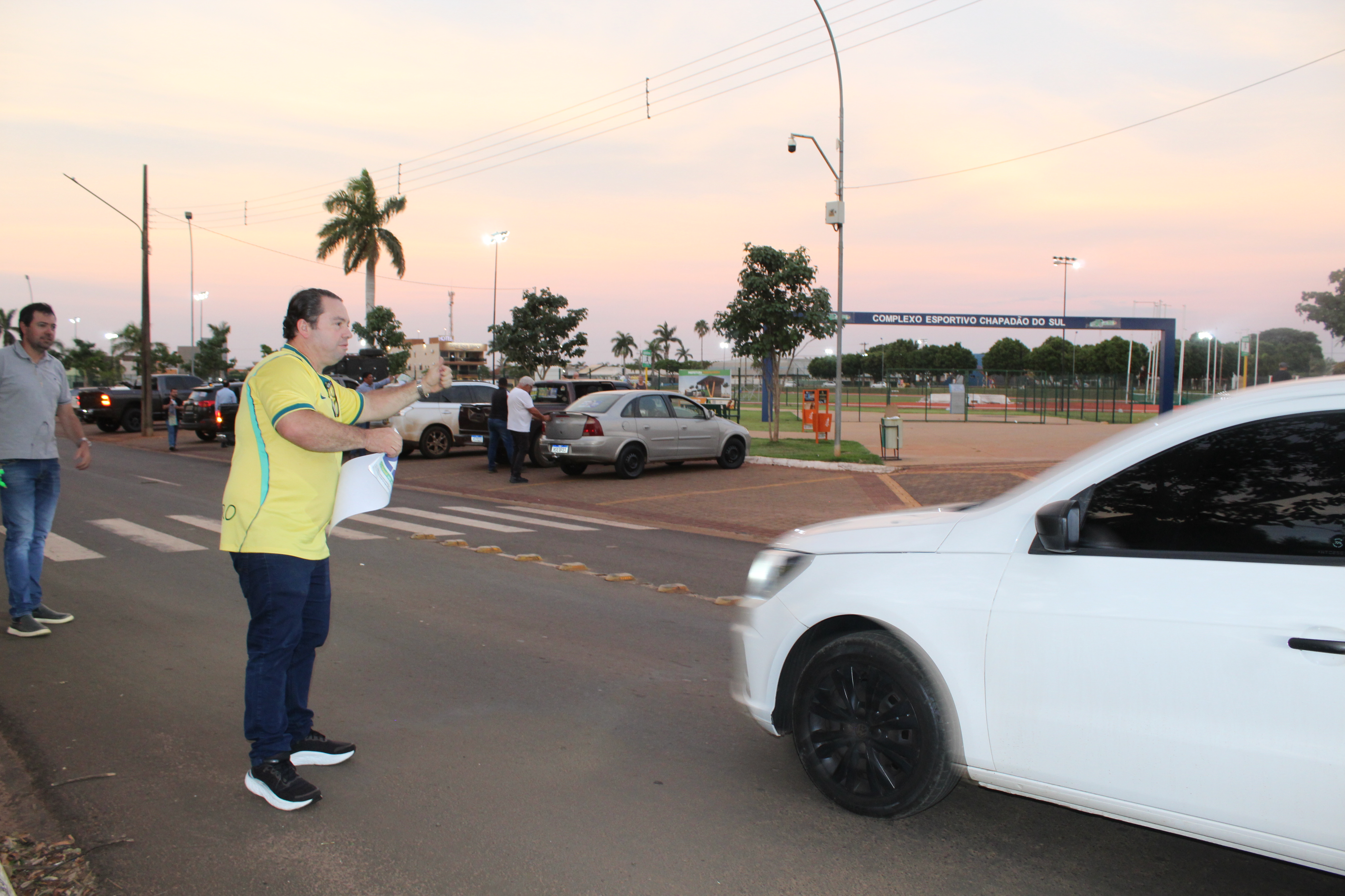 Com a presença de Rodolfo Nogueira adesivaço em prol a Flávio Bolsonaro — foto 9