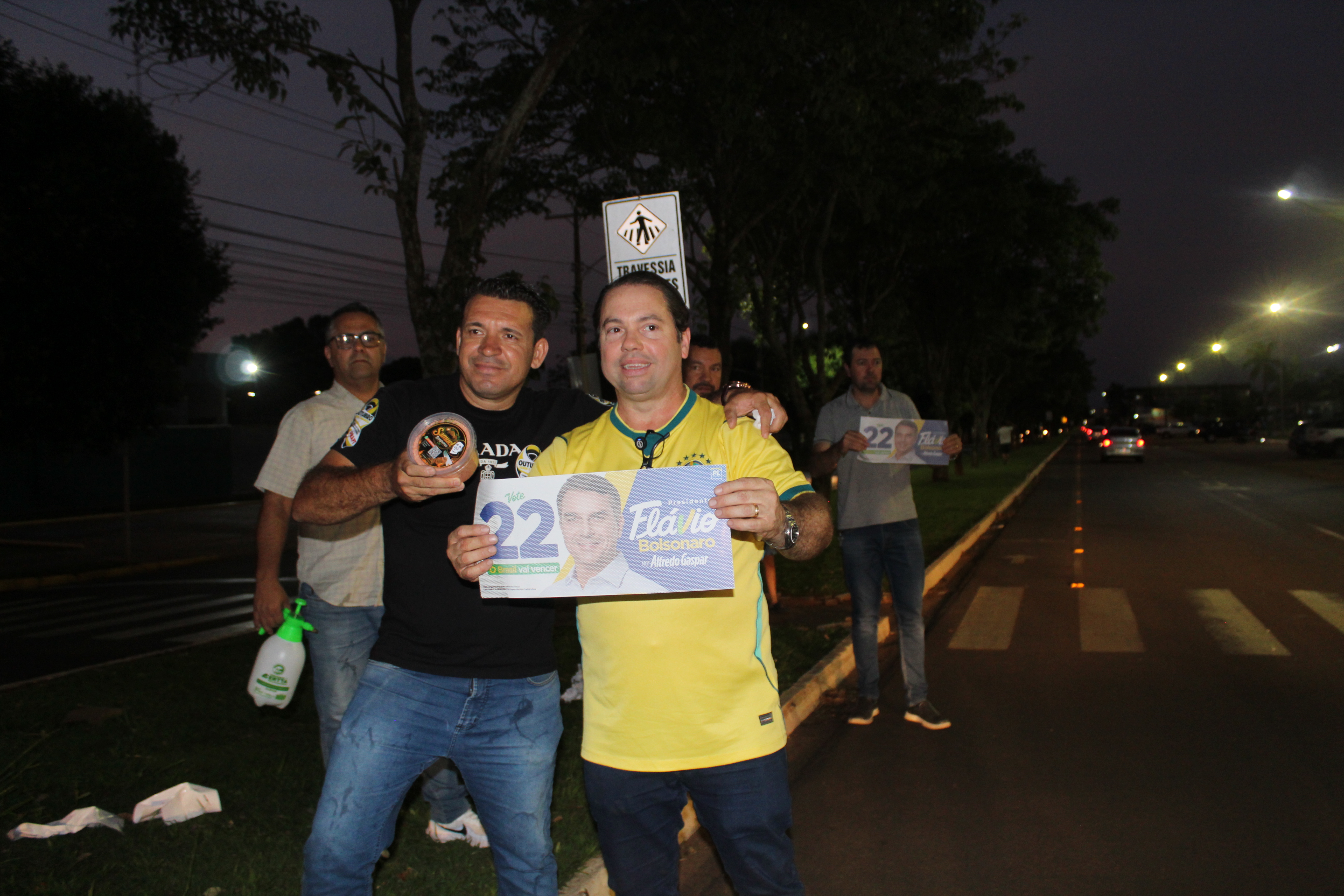 Com a presença de Rodolfo Nogueira adesivaço em prol a Flávio Bolsonaro — foto 20