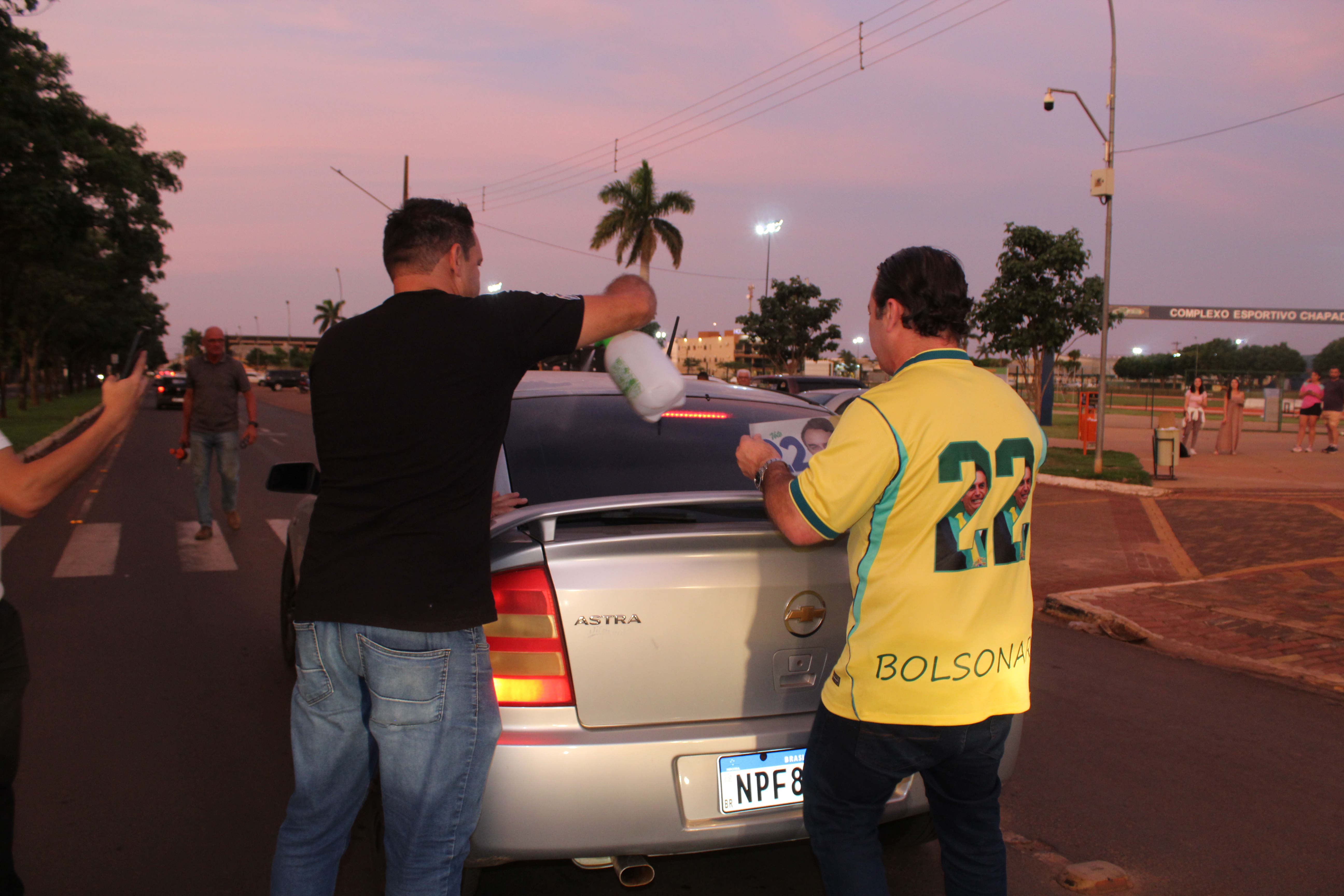 Com a presença de Rodolfo Nogueira adesivaço em prol a Flávio Bolsonaro — foto 13