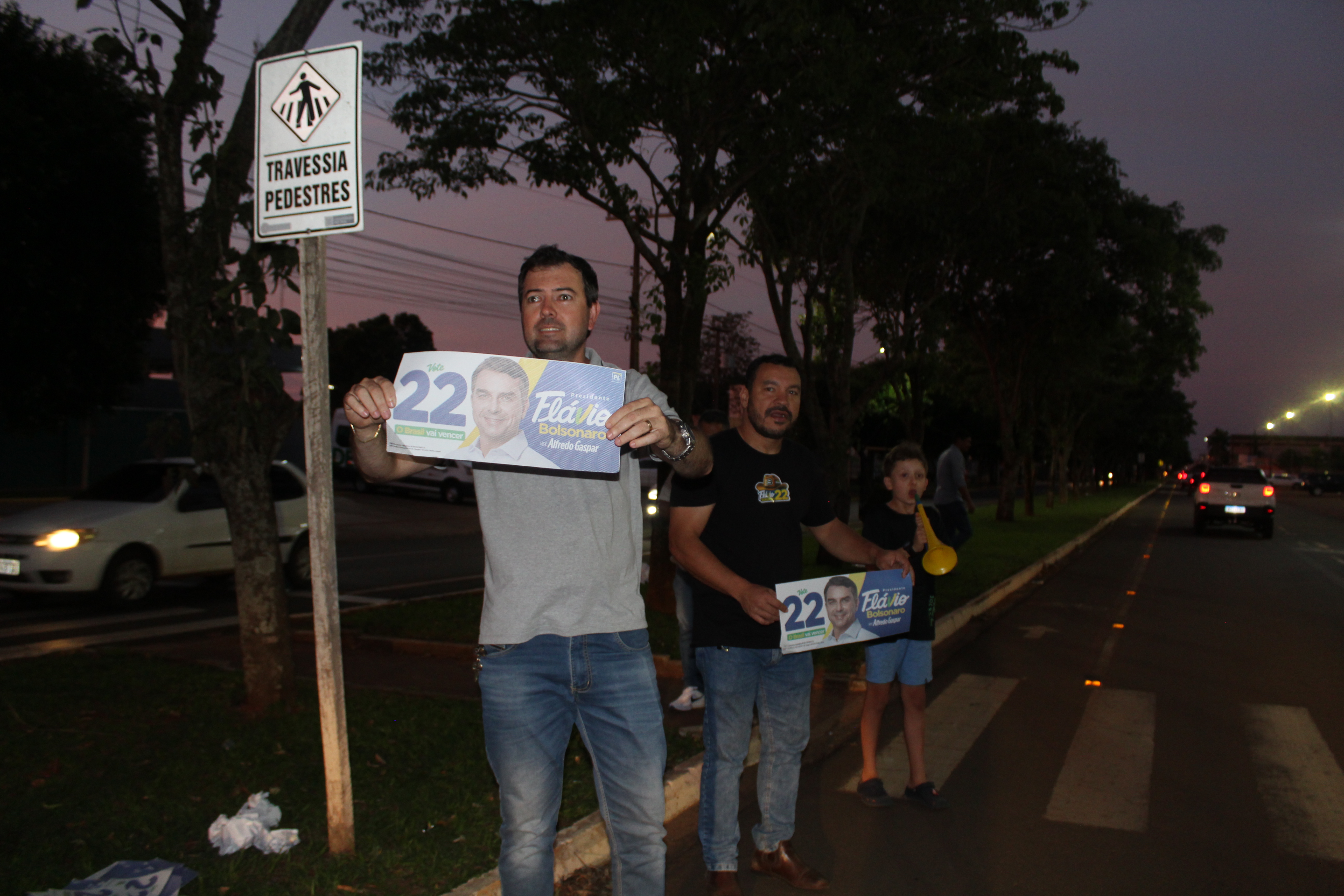 Com a presença de Rodolfo Nogueira adesivaço em prol a Flávio Bolsonaro — foto 17