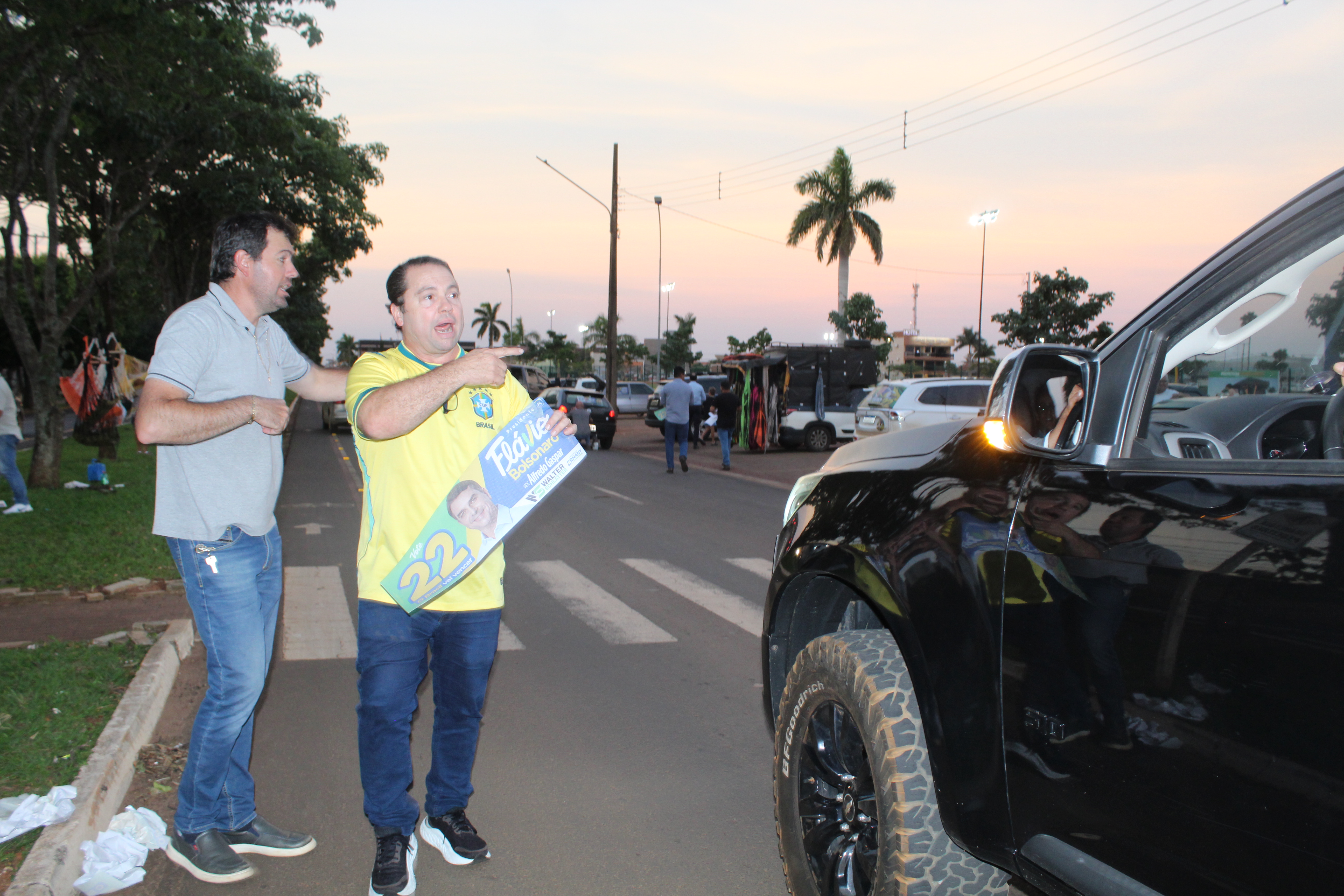 Com a presença de Rodolfo Nogueira adesivaço em prol a Flávio Bolsonaro — foto 5