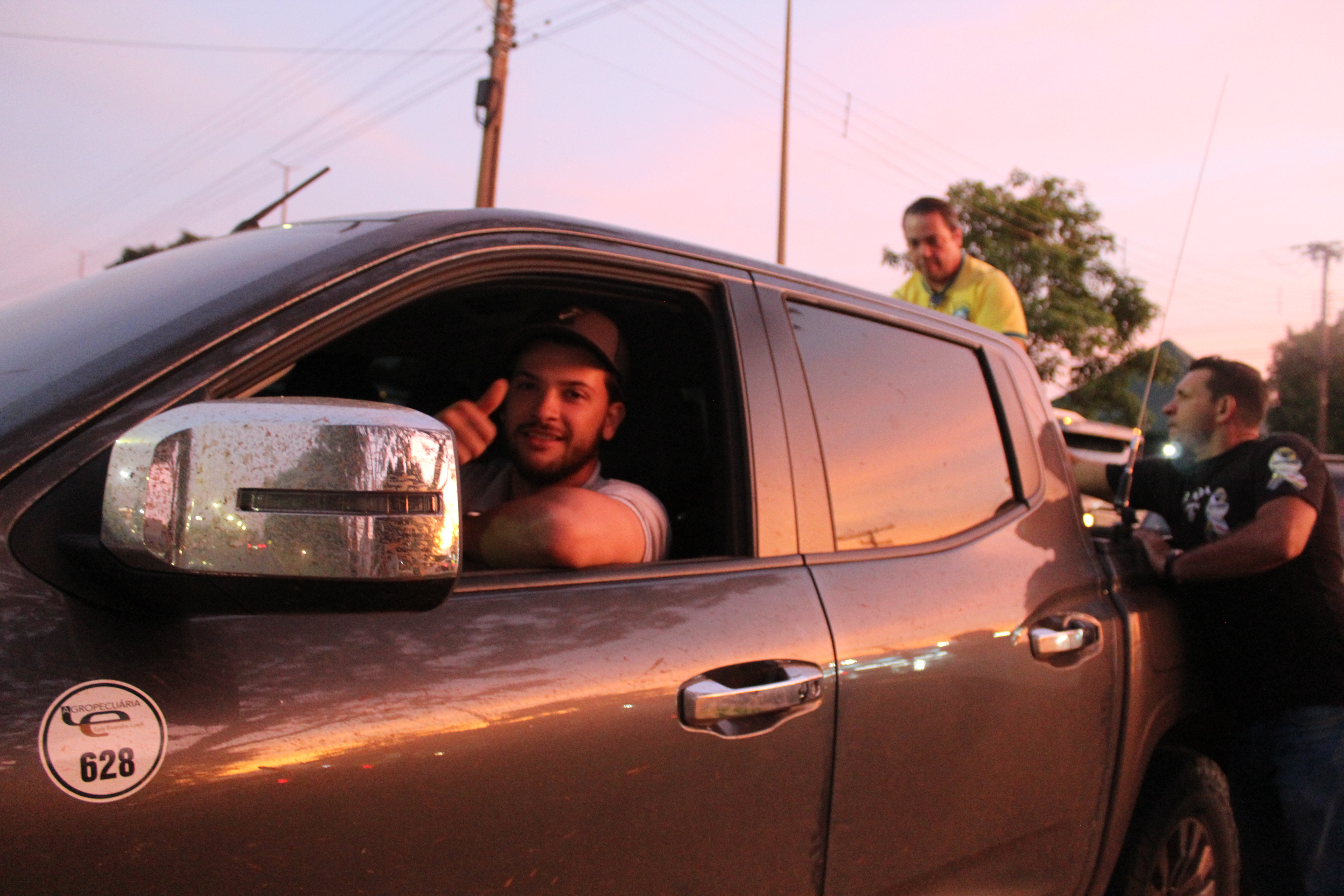 Com a presença de Rodolfo Nogueira adesivaço em prol a Flávio Bolsonaro — foto 15