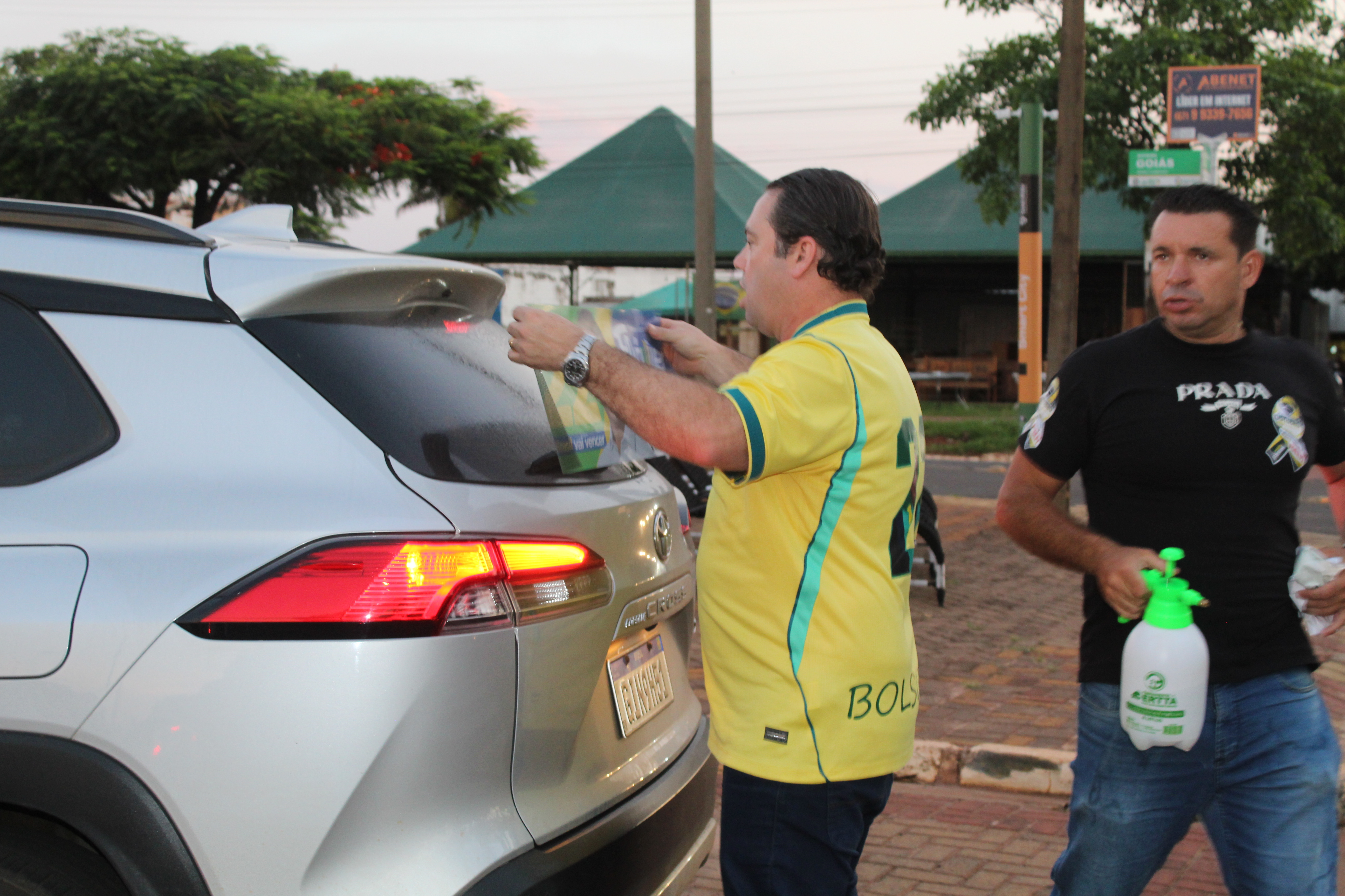 Com a presença de Rodolfo Nogueira adesivaço em prol a Flávio Bolsonaro — foto 1