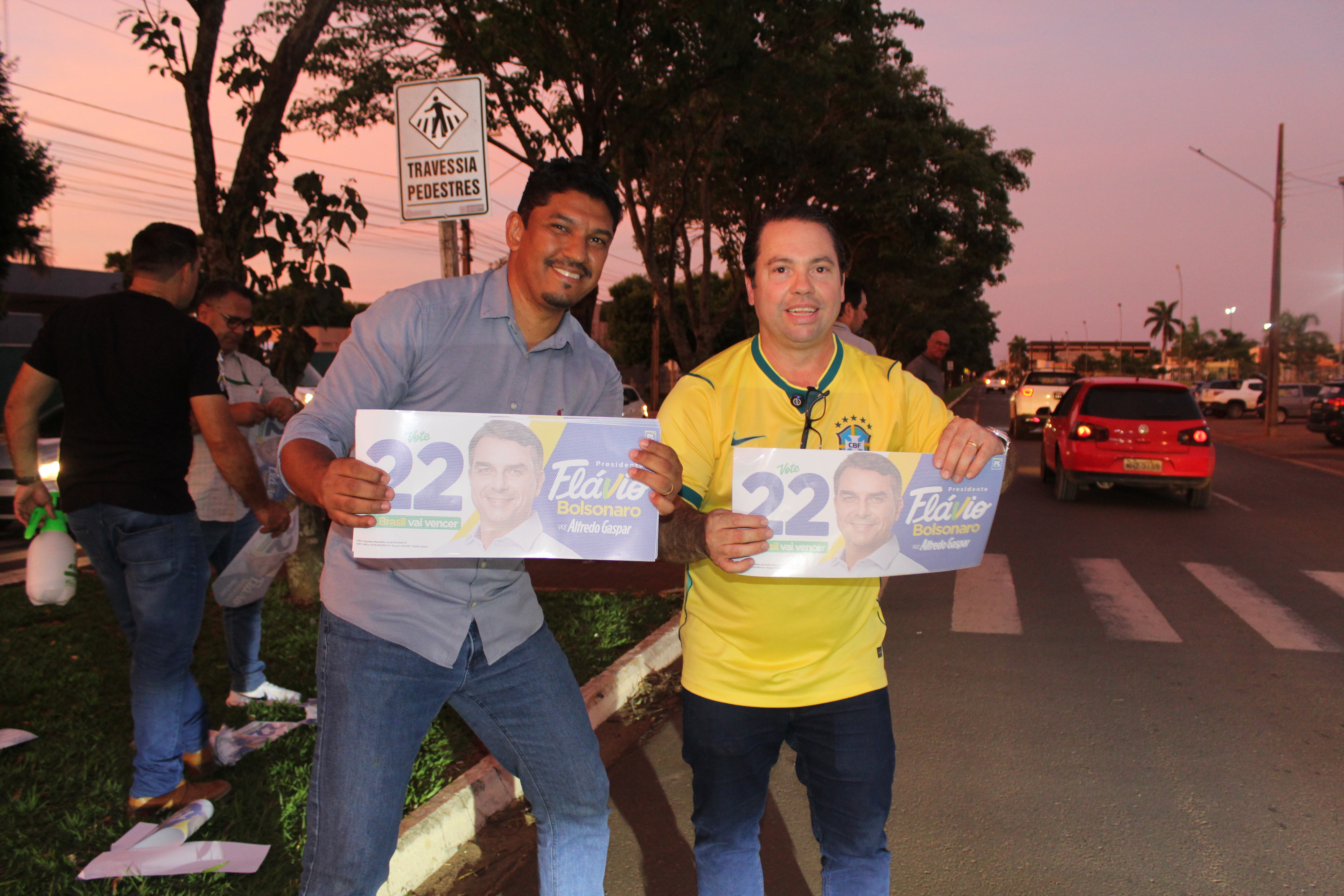 Com a presença de Rodolfo Nogueira adesivaço em prol a Flávio Bolsonaro — foto 14