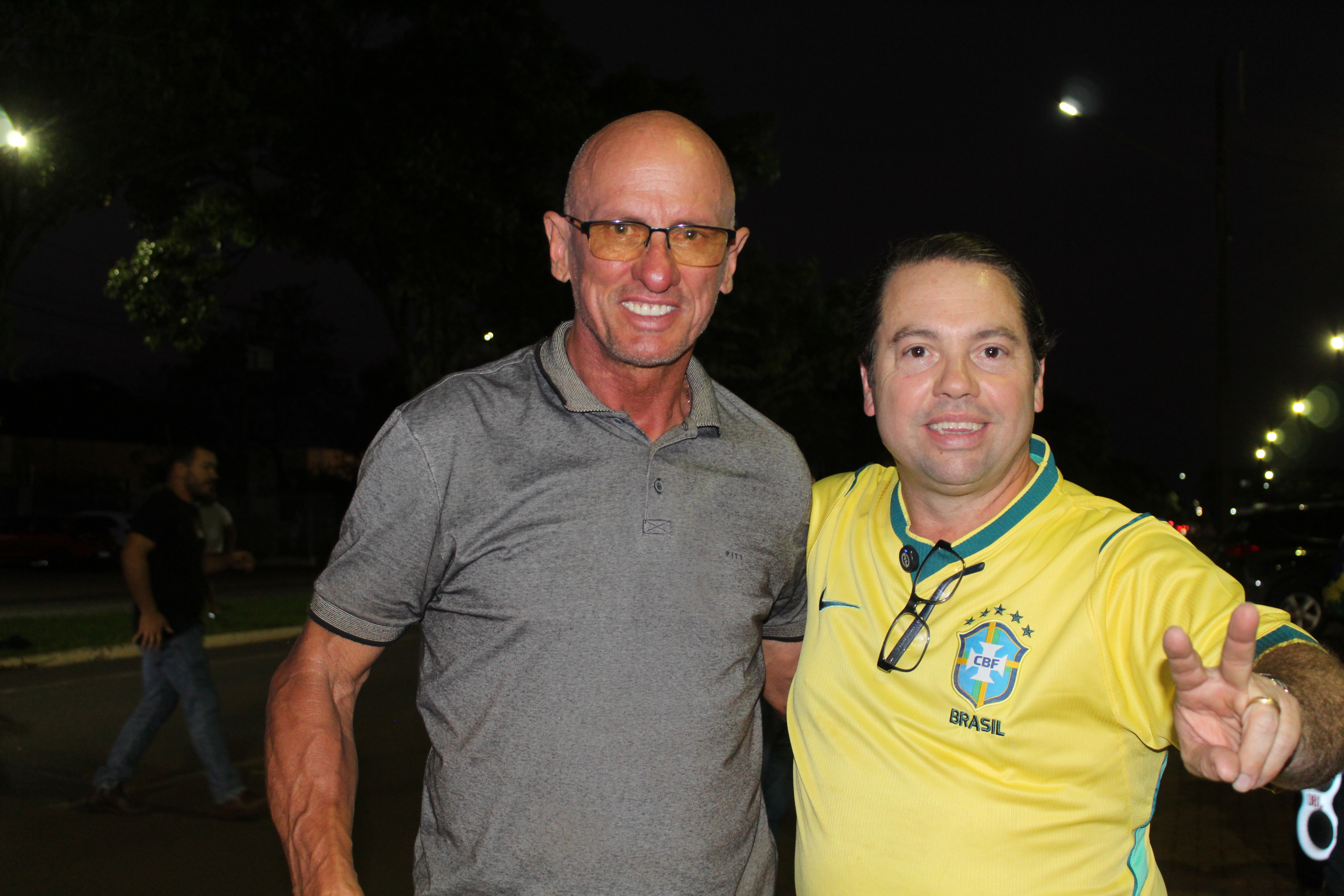 Com a presença de Rodolfo Nogueira adesivaço em prol a Flávio Bolsonaro — foto 24