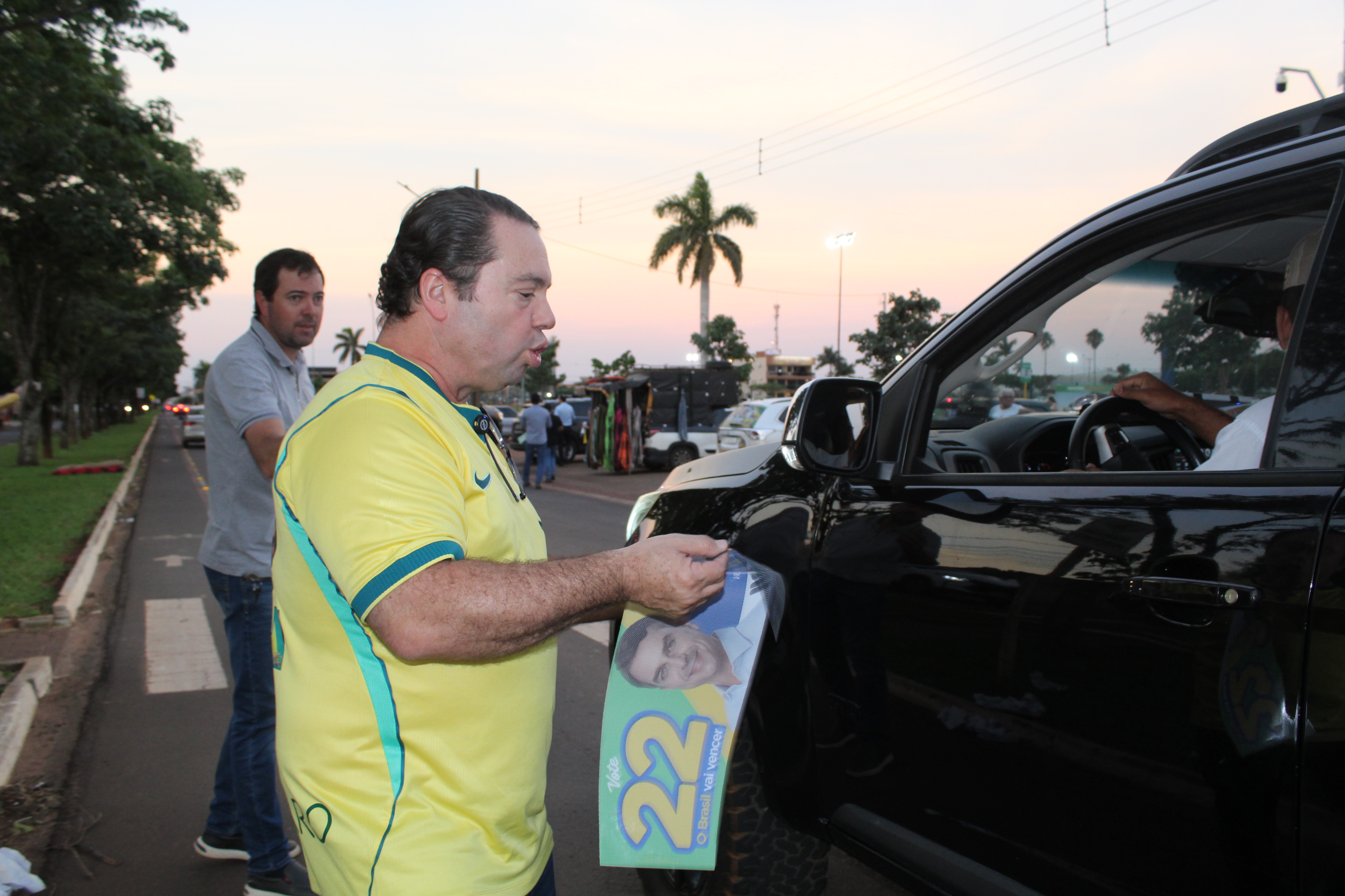 Com a presença de Rodolfo Nogueira adesivaço em prol a Flávio Bolsonaro — foto 6