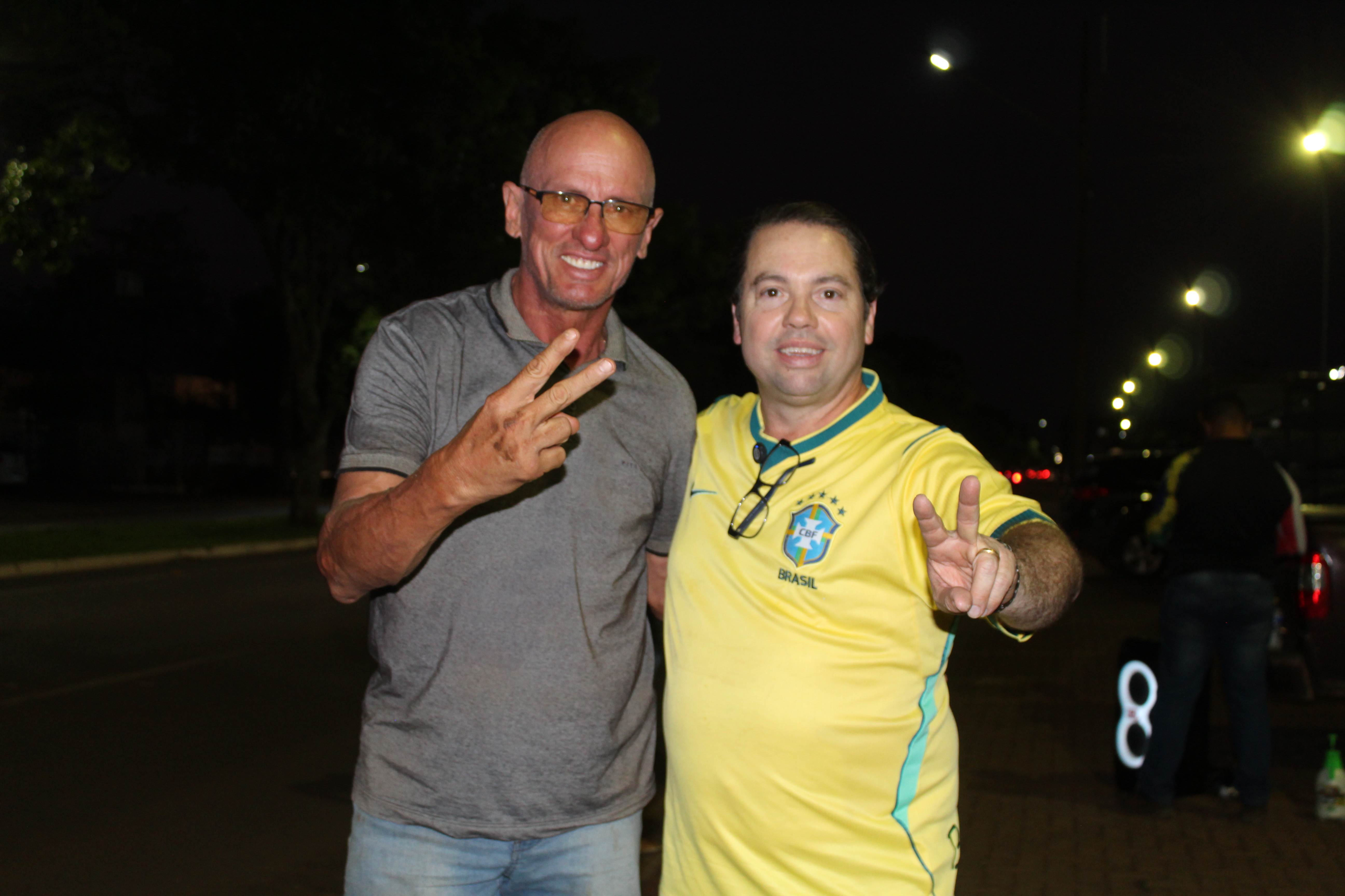 Com a presença de Rodolfo Nogueira adesivaço em prol a Flávio Bolsonaro — foto 26