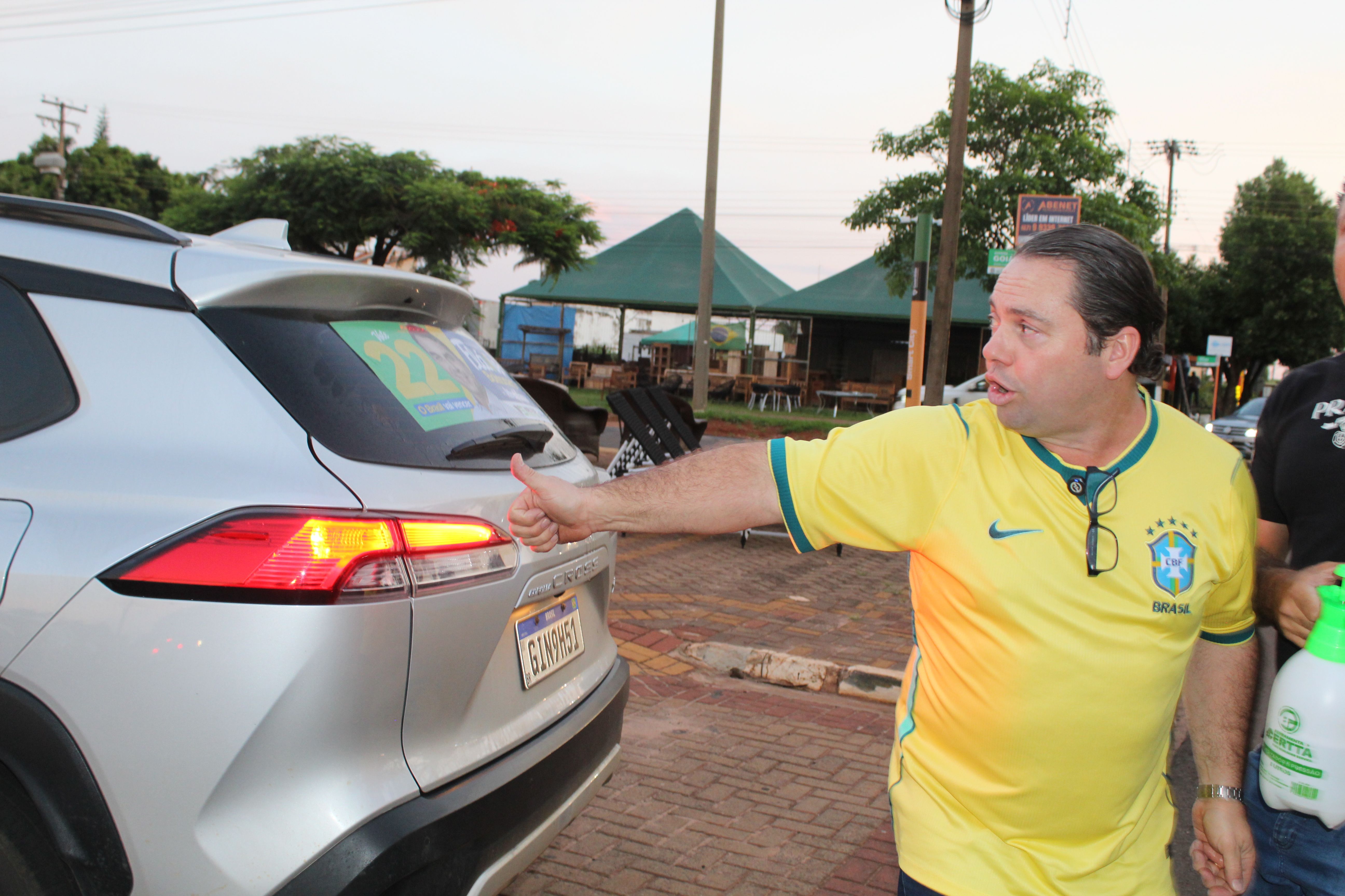 Com a presença de Rodolfo Nogueira adesivaço em prol a Flávio Bolsonaro — foto 2