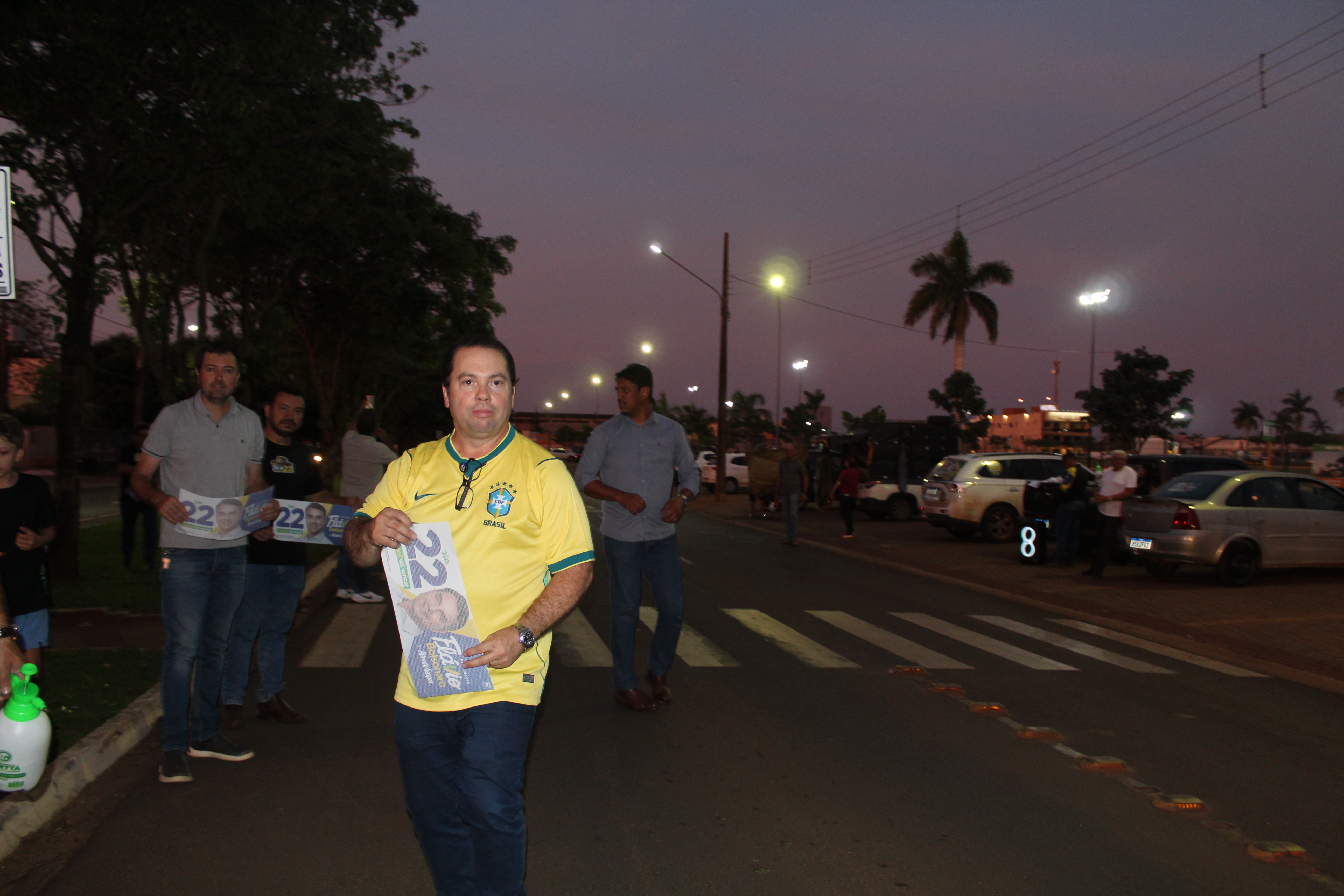 Com a presença de Rodolfo Nogueira adesivaço em prol a Flávio Bolsonaro — foto 16