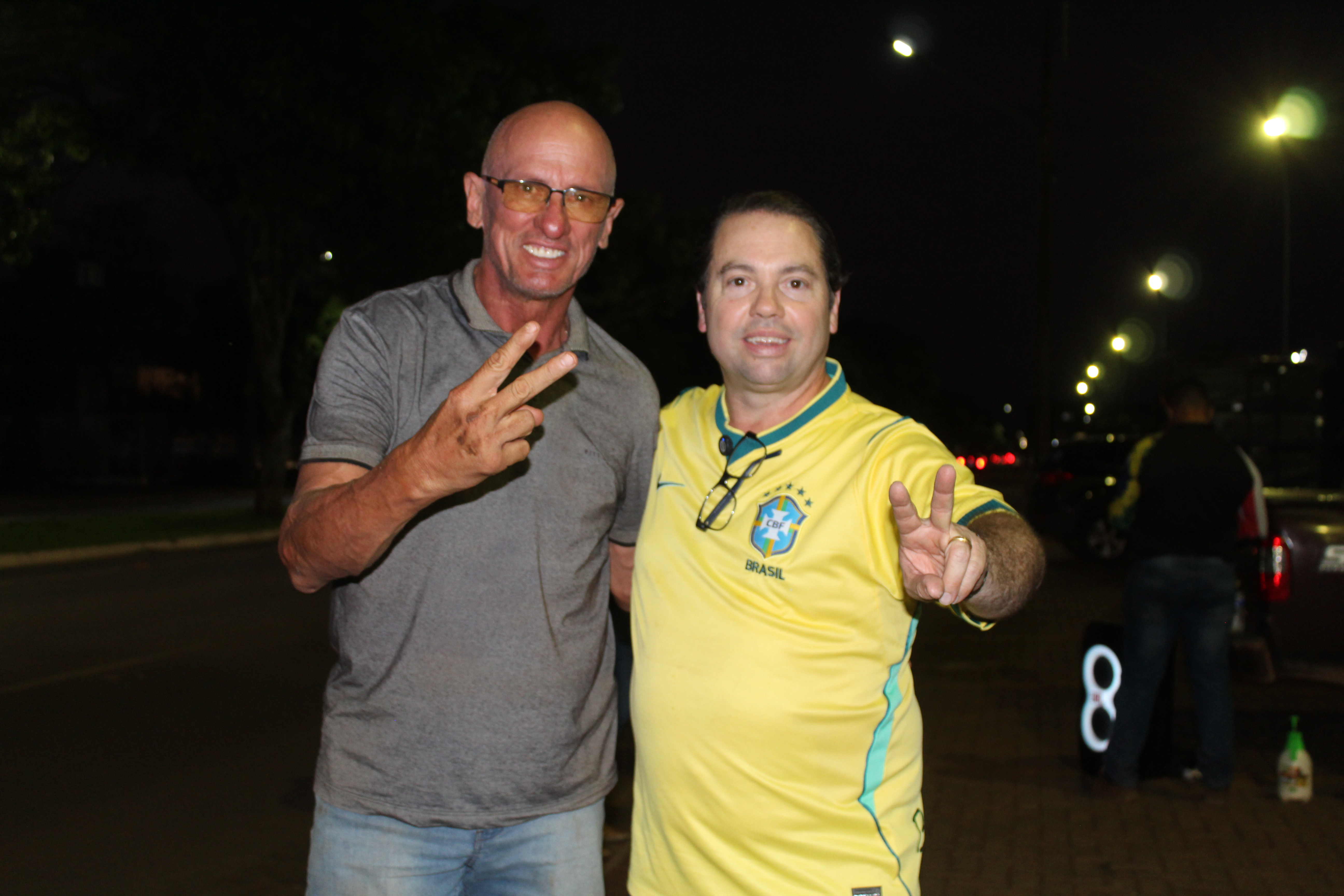 Com a presença de Rodolfo Nogueira adesivaço em prol a Flávio Bolsonaro — foto 25