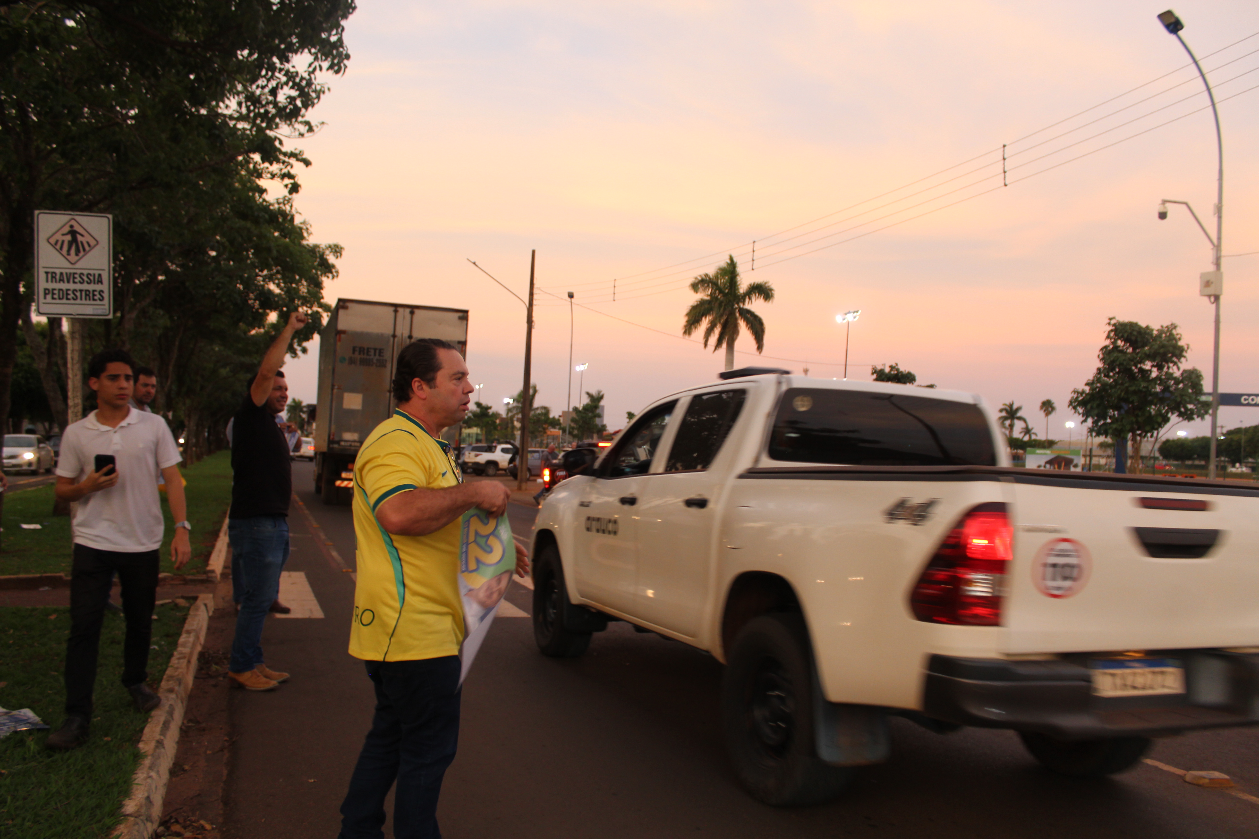 Com a presença de Rodolfo Nogueira adesivaço em prol a Flávio Bolsonaro — foto 10