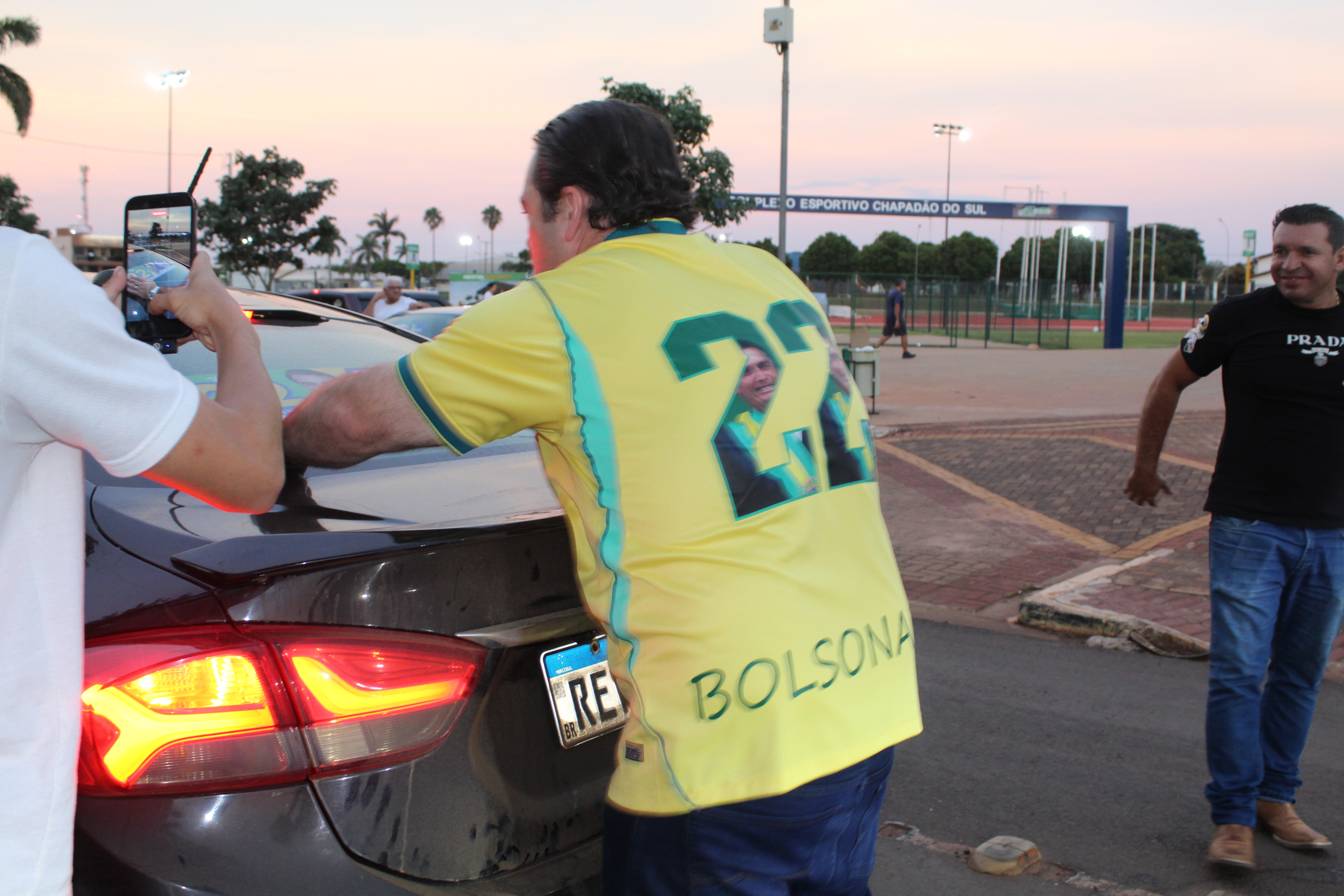 Com a presença de Rodolfo Nogueira adesivaço em prol a Flávio Bolsonaro — foto 4