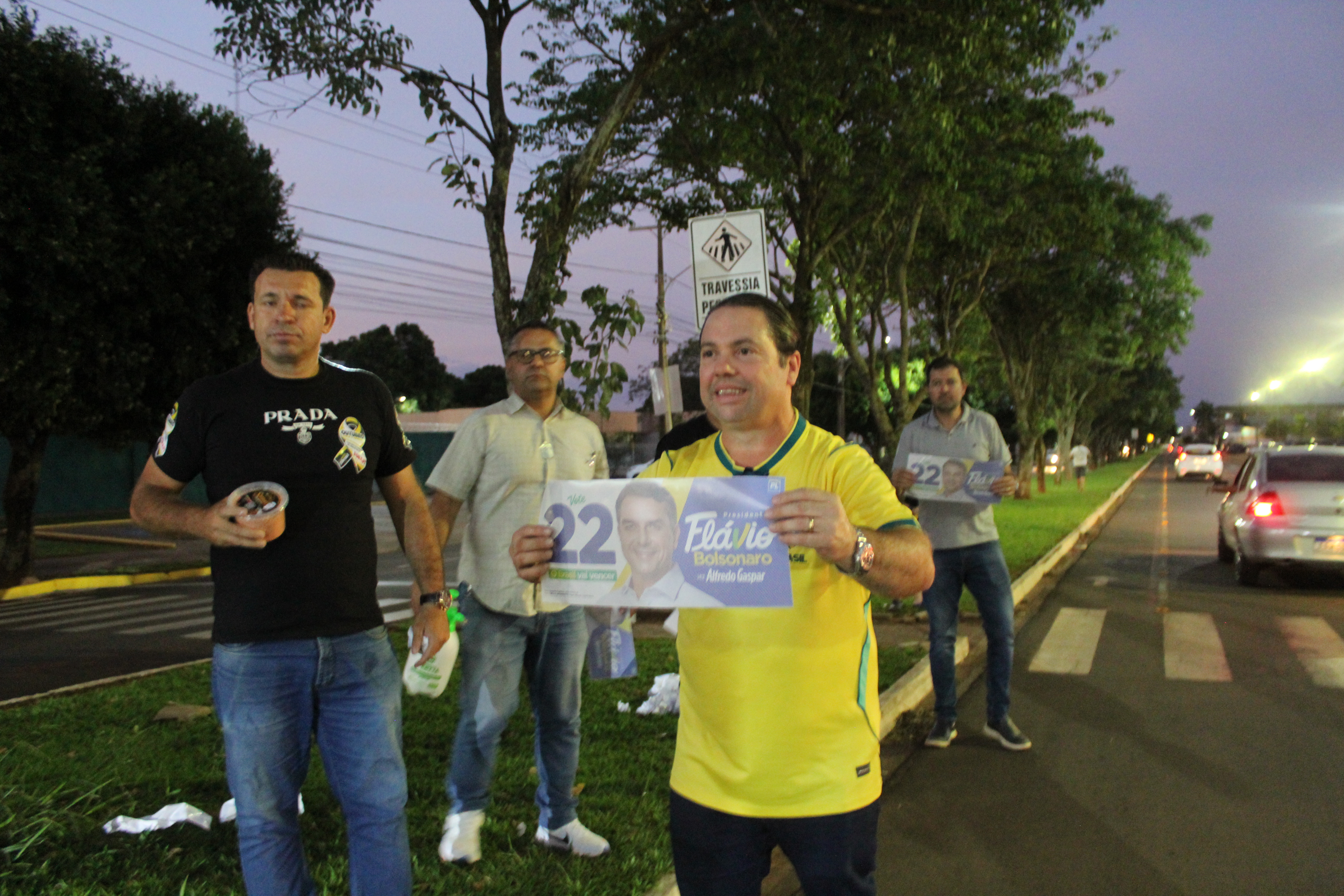 Com a presença de Rodolfo Nogueira adesivaço em prol a Flávio Bolsonaro — foto 19